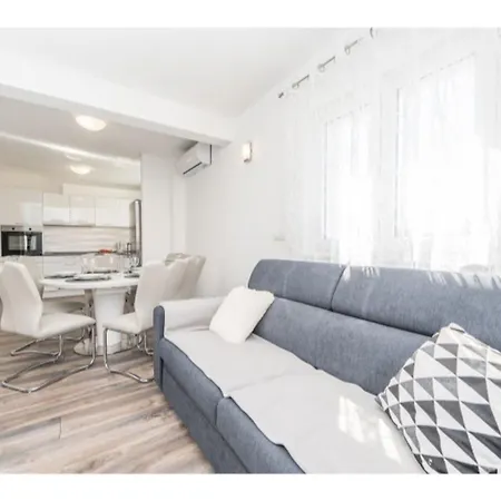 Modern Right On The Janice Beach In Centre 50 M Away