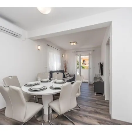 Modern Right On The Janice In Centre 50 M Away Apartment Pakostane
