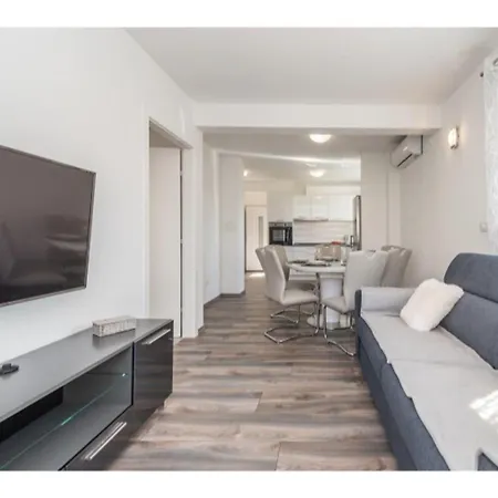 Apartment Modern Right On The Janice In Centre 50 M Away