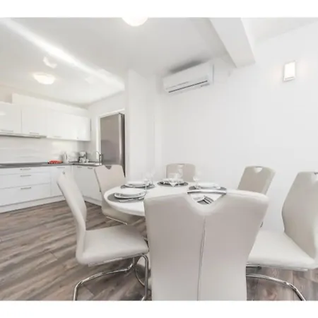 Apartment Modern Right On The Janice In Centre 50 M Away