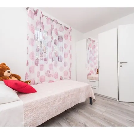 Modern Right On The Janice In Centre 50 M Away Apartment Pakostane