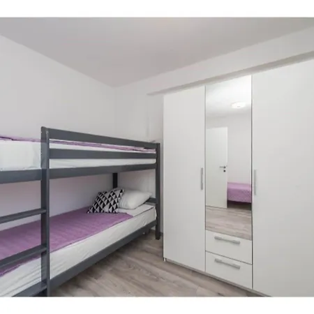 Apartment Modern Right On The Janice In Centre 50 M Away Pakostane