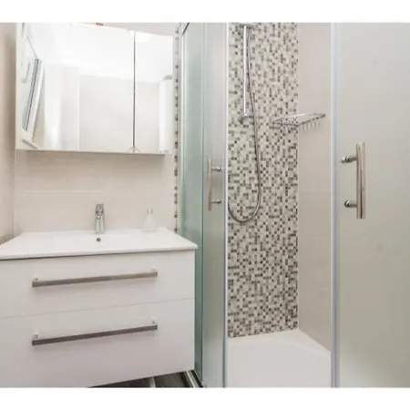 Modern Right On The Janice In Centre 50 M Away Apartment