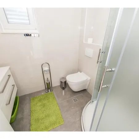 Modern Right On The Janice In Centre 50 M Away Apartment *