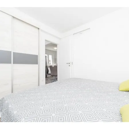 Modern Right On The Janice In Centre 50 M Away Pakostane