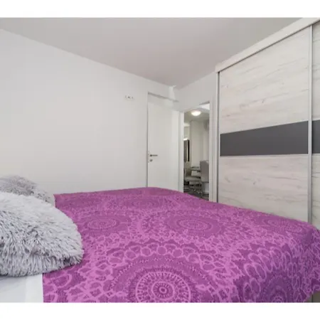 Modern Right On The Janice In Centre 50 M Away Apartment