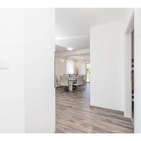 Modern Right On The Janice In Centre 50 M Away *