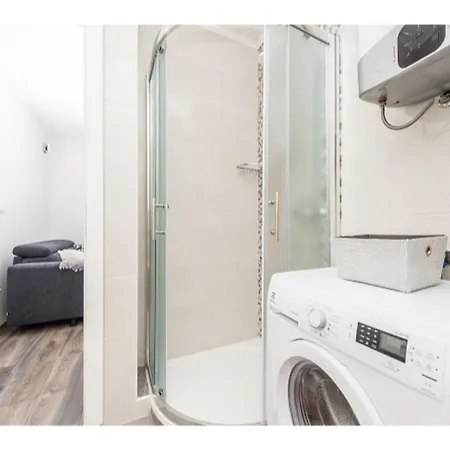 Modern Right On The Janice In Centre 50 M Away *