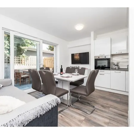 Modern Right On The Janice In Centre 50 M Away Apartment *