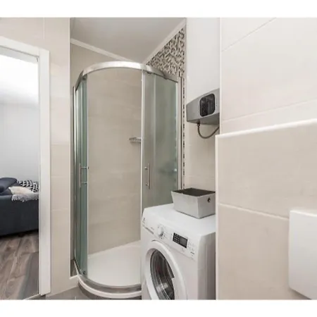 Modern Right On The Janice In Centre 50 M Away *