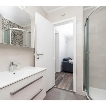 Modern Right On The Janice In Centre 50 M Away Apartment *