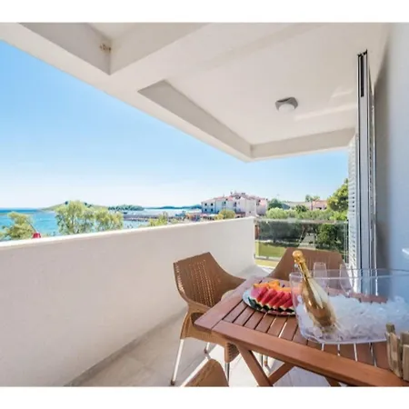 Apartment Modern Right On The Janice In Centre 50 M Away