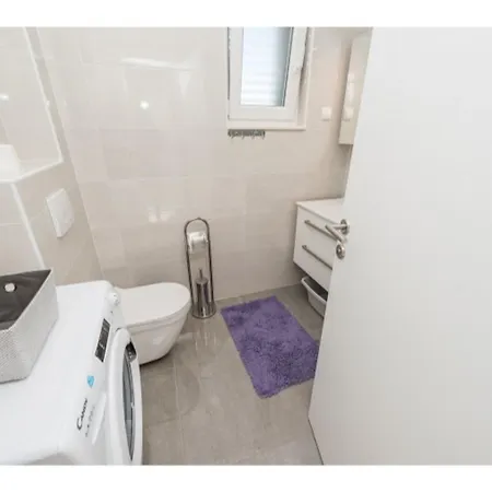 Apartment Modern Right On The Janice In Centre 50 M Away
