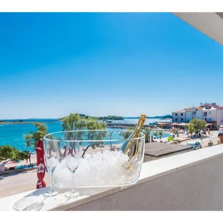 Apartment Modern Right On The Janice In Centre 50 M Away Pakostane